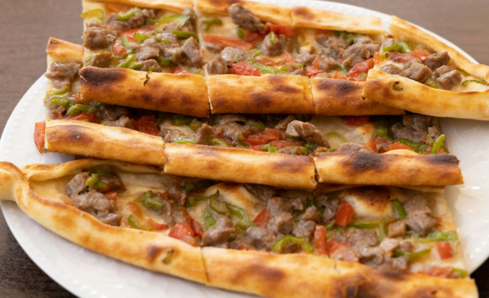 Kıymalı ve sebzeli pidenin sunumu